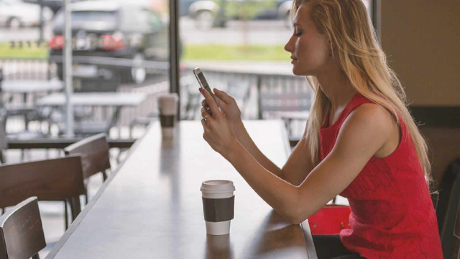 Fot. Pixabay / [url=https://pixabay.com/pl/kobieta-posiedzenia-counter-telefon-828888/]Unsplash[/url] / [url=https://pixabay.com/pl/service/terms/#usage]CC0 Public Domain[/url]