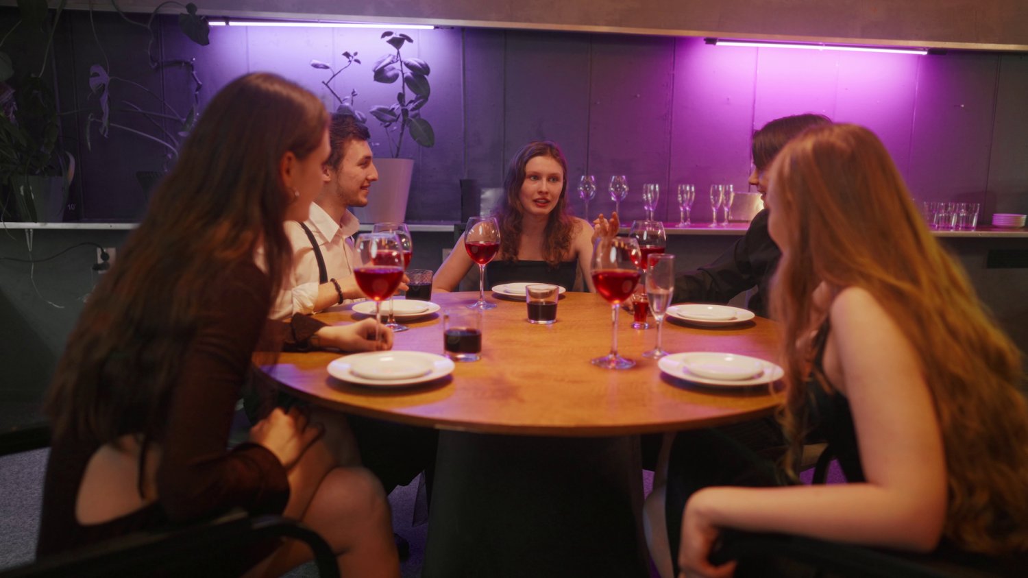 młodzi ludzie w restauracji