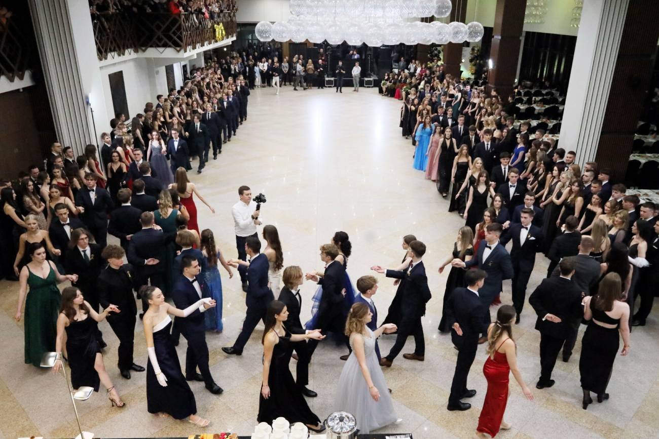 studniówka, awantura, bal studniówkowy, maturzyści, rękoczyny, nauczyciel