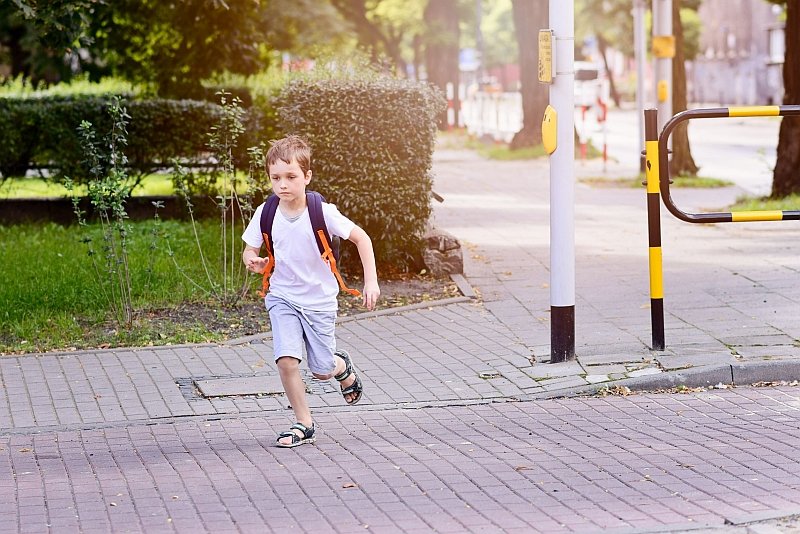 Jak zapewnić pociechom bezpieczeństwo? Oto 5 gadżetów, dzięki którym dziecko będzie bezpieczniejsze, a rodzice spokojniejsi o zdrowie syna czy córki