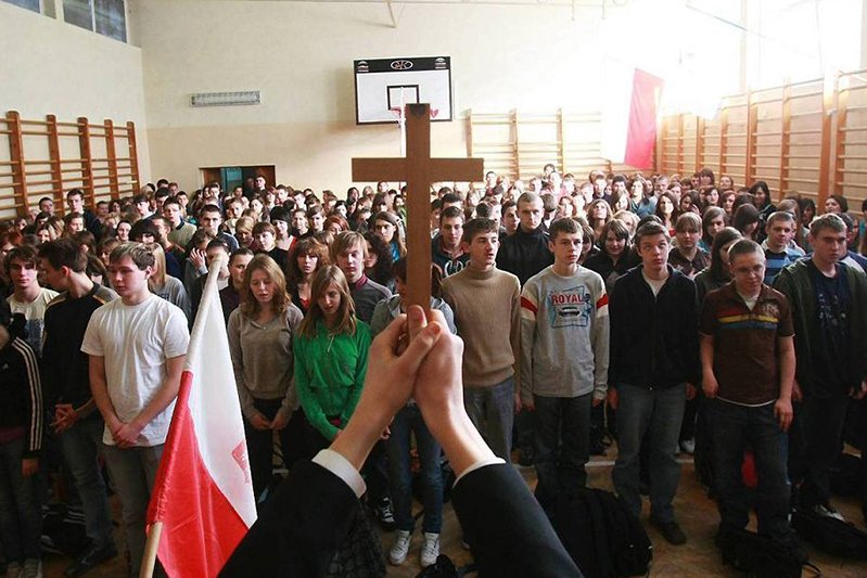 Katastrofa smoleńska w szkolnych podręcznikach. Autorami zwolennicy PiS-u Katastrofa smoleńska w szkolnych podręcznikach. Autorami zwolennicy PiS-u