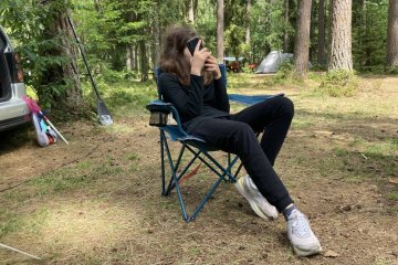 Samotna dziewczynka z telefonem w dłoniach.
