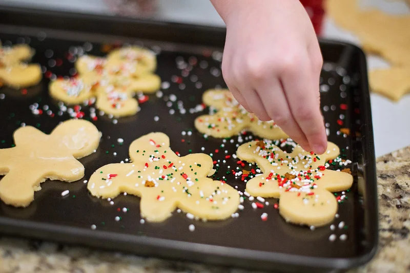 Fot. jill111/ [url= https://pixabay.com/pl/ciasteczka-%C5%9Bwi%C4%85teczne-cookies-553457/]Pixabay [/url] / [url=https://pixabay.com/pl/service/terms/#usage]CC0 Public Domain[/url]
Do wspólnego pieczenia zaproście najmłodszych domowników