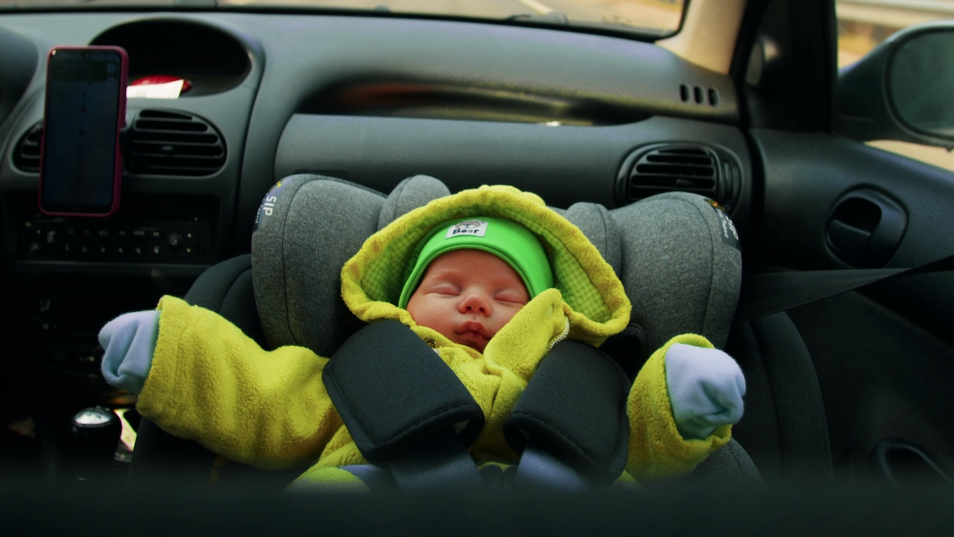 Dziecko nie powinno podróżować w foteliku w kurtce. Pasy nie działają wtedy prawidłowo
