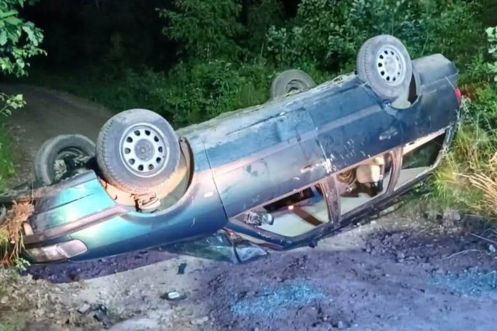 Pijany i bez prawa jazdy wiózł kolegę na dachu auta.17-latek odpowie za jego śmierć