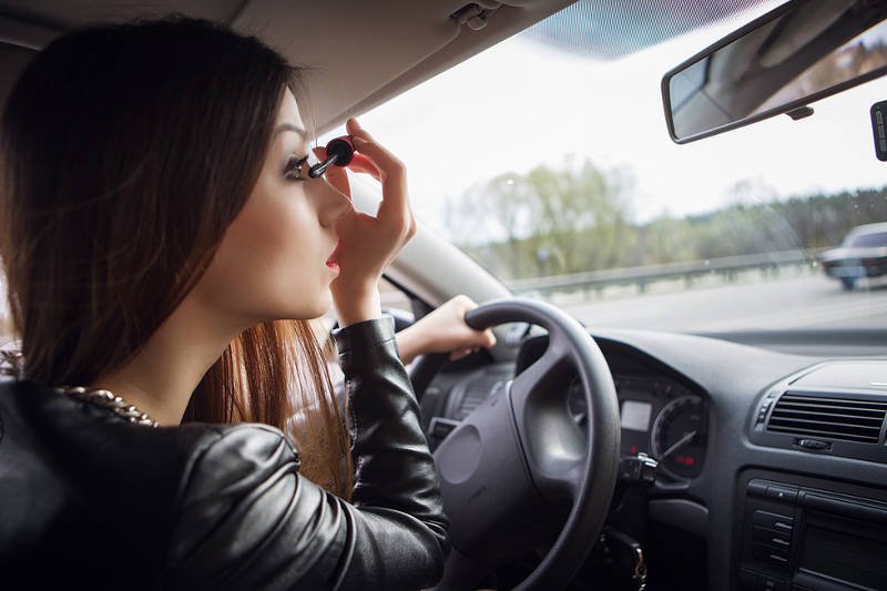 Maskara jest dużo prostsza w obsłudze niż eyeliner i wymaga mniej precyzji i wprawy. Dlatego maluj rzęsy kiedy tylko chcesz, ale nad kreską na górnej powiece "popracuj" w spokoju.