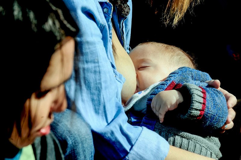 Publiczne karmienie piersią nie jest niczym, czego należałoby się wstydzić. Jednak i w tej kwestii obowiązują pewne normy zachowania.