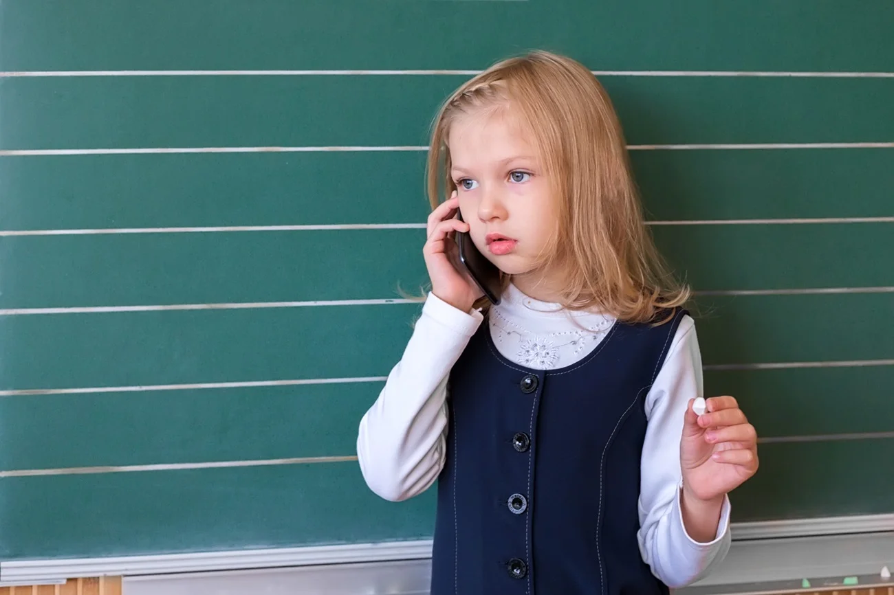 dziewczynka z telefonem