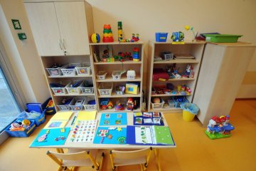 Przedszkolna sala podczas zebrania.
