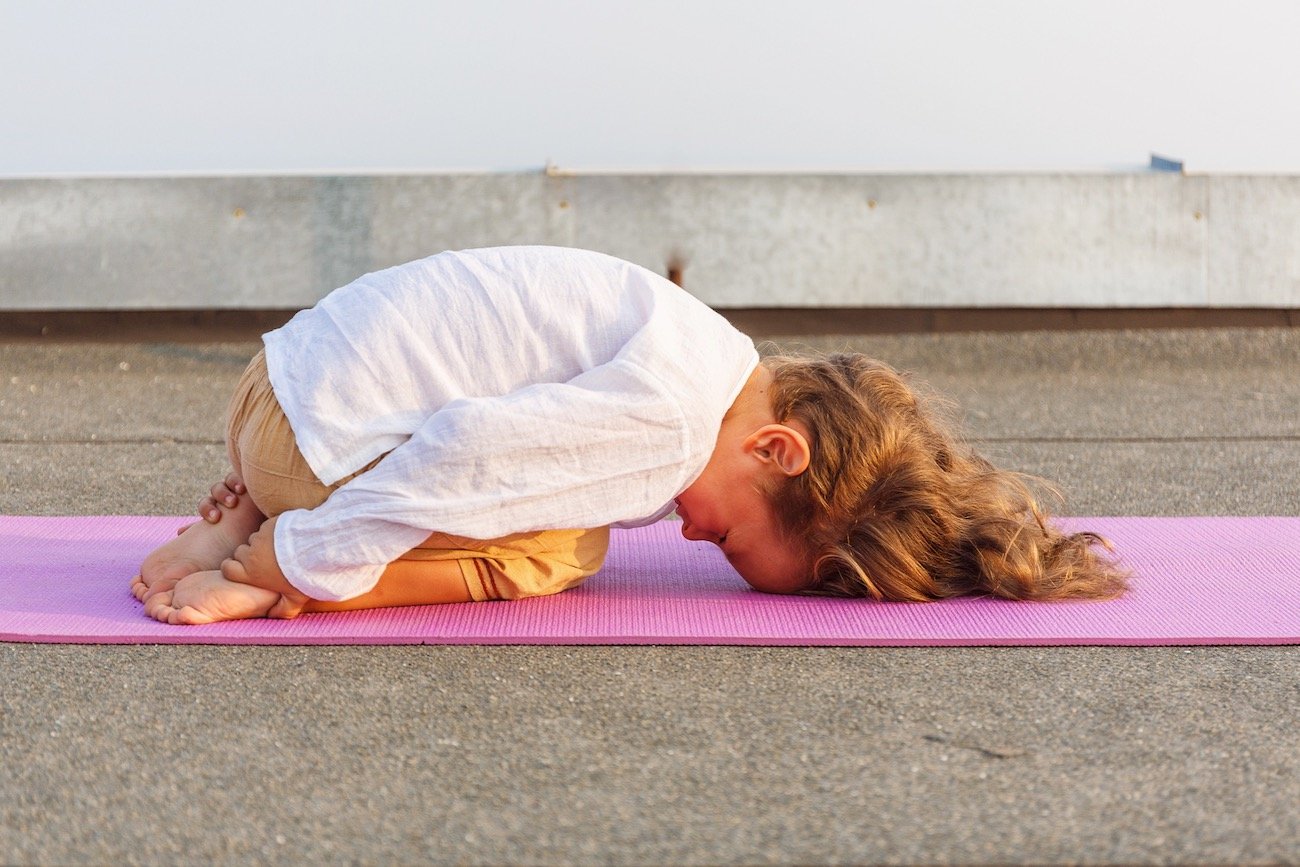 Buduje wewnętrzną siłę i pewność siebie. Pokolenie "dzieci jogi" posiada bezcenne umiejętności