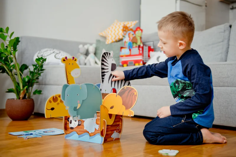 W serii ''Składaj i baw się'' znajdziemy 4 różne zestawy puzzli przestrzennych. Jednym z nich jest ''Arka Noego'', dzięki której maluch odtworzy biblijny statek, który ocalił przed potopem zwierzęta