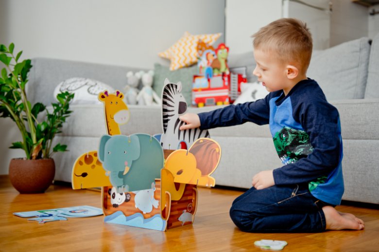 W serii ''Składaj i baw się'' znajdziemy 4 różne zestawy puzzli przestrzennych. Jednym z nich jest ''Arka Noego'', dzięki której maluch odtworzy biblijny statek, który ocalił przed potopem zwierzęta