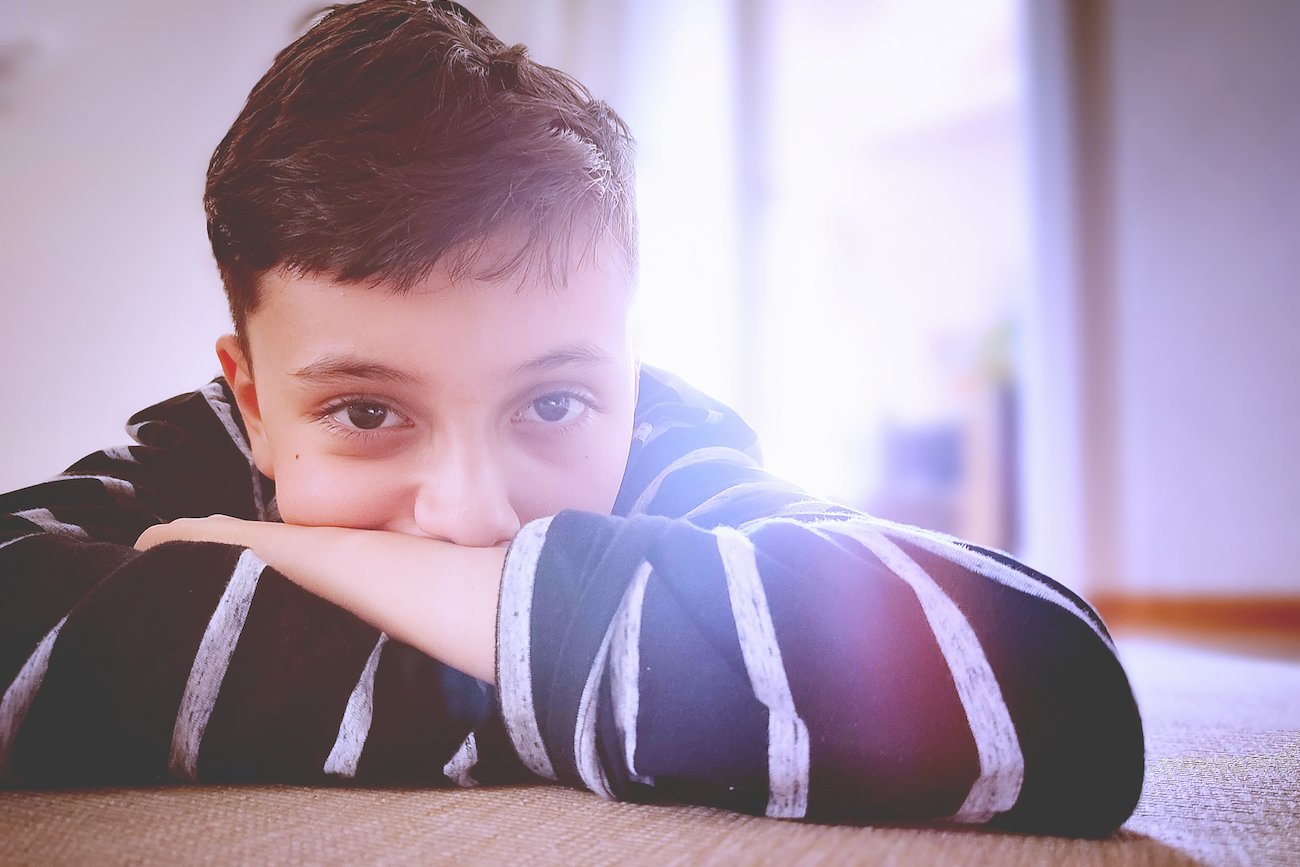 smutny nastoletni chłopiec smutny chłopiec