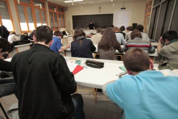 Klasa uczniów na lekcji w szkole średniej.