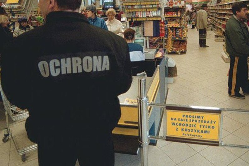 Ochroniarz szarpał i popychał dwóch 11-latków