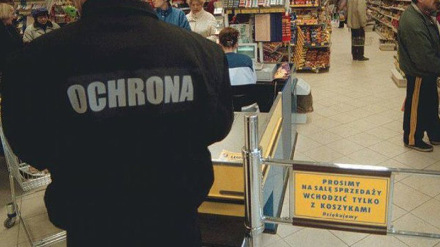 Ochroniarz szarpał i popychał dwóch 11-latków