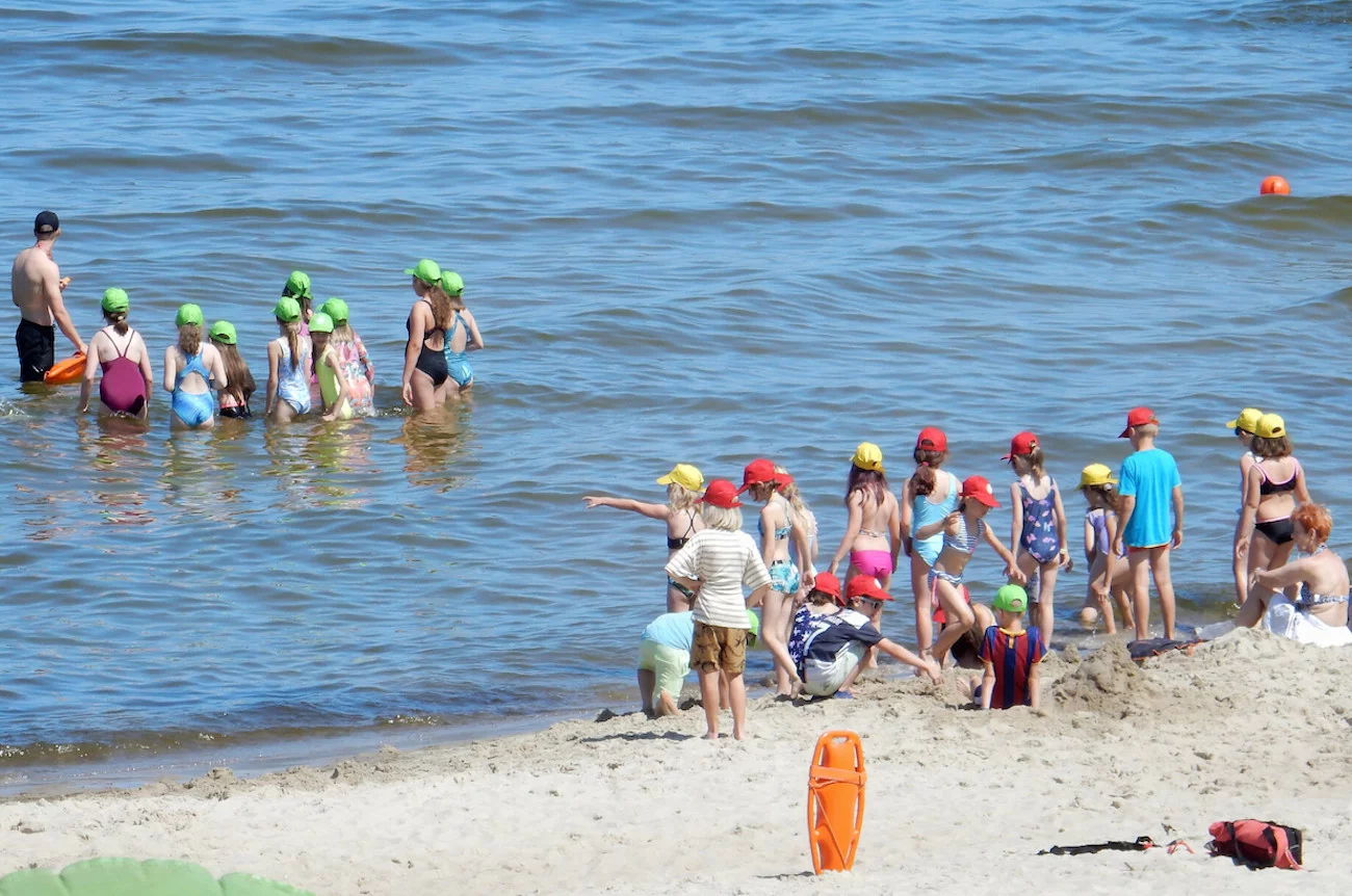 dzieci uczą się pływać podczas wakacyjnych kolonii w Stegnie