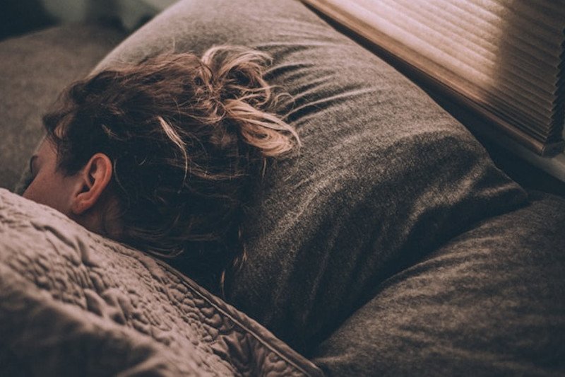 Dlaczego warto spać godzinę dłużej? Twoje ciało ci za to podziękuje