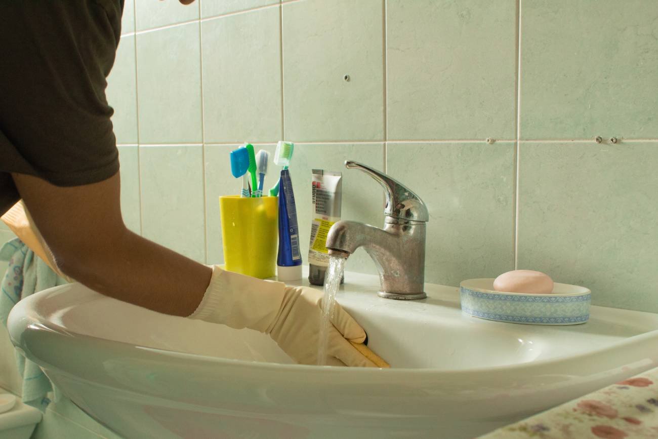 Sprzątanie łazienki pianką do golenia.