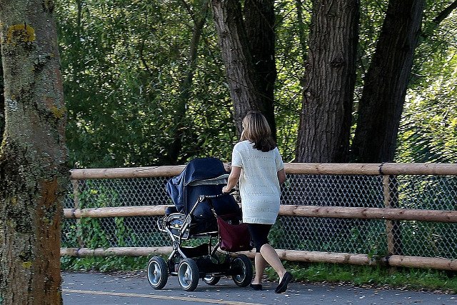 Fot. Pixabay/ [url=http://pixabay.com/pl/kobieta-baby-przewozu-450187/]markus53[/url] / [url= http://pixabay.com/pl/service/terms/#download_terms]CC O[/url] Przełam spacerową rutynę