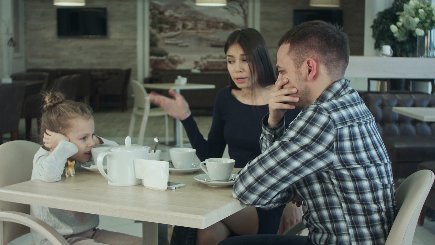 Niedojrzali emocjonalnie rodzice popełniają ten jeden błąd. "To przecież tylko dziecko"