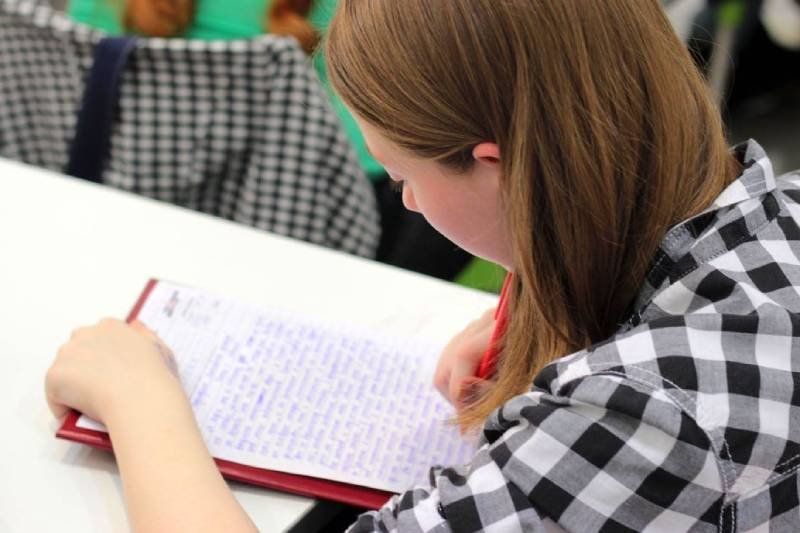 Makijaż w szkole ważniejszy niż wiedza dzieci. Nauczycielka karci 14-latkę