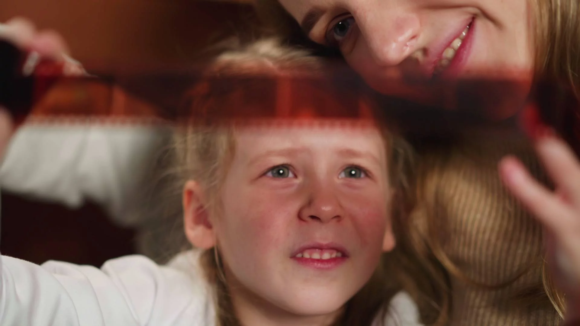 mama z córką oglądają zdjęcia na kliszy