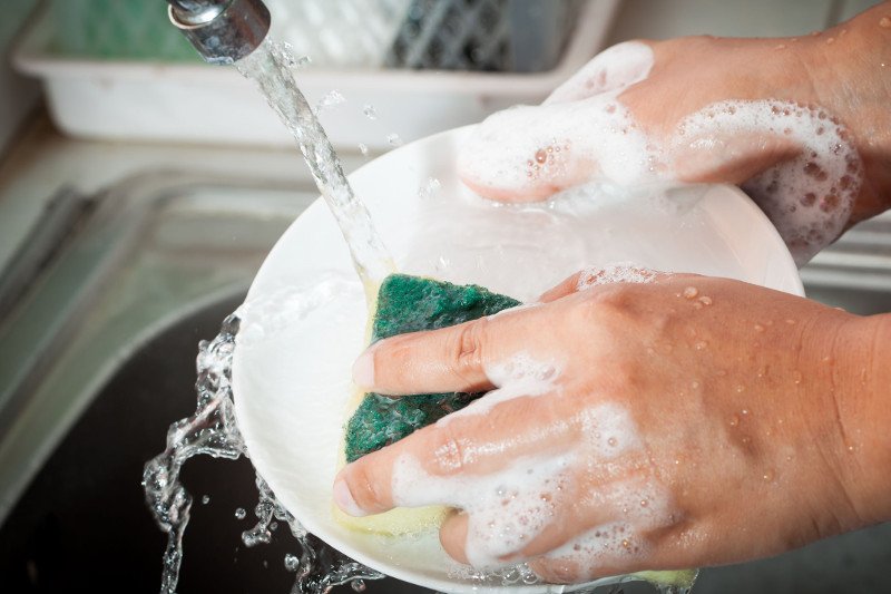 Gąbkę kuchenną należy wymieniać regularnie.