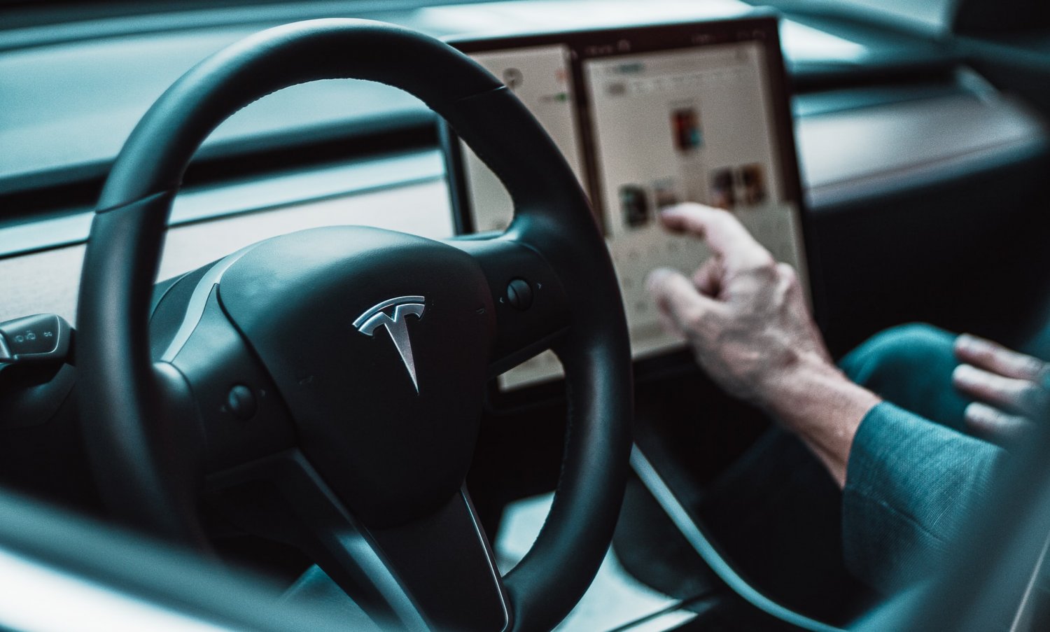 poród w samochodzie, urodziła na autopilocie, tesla