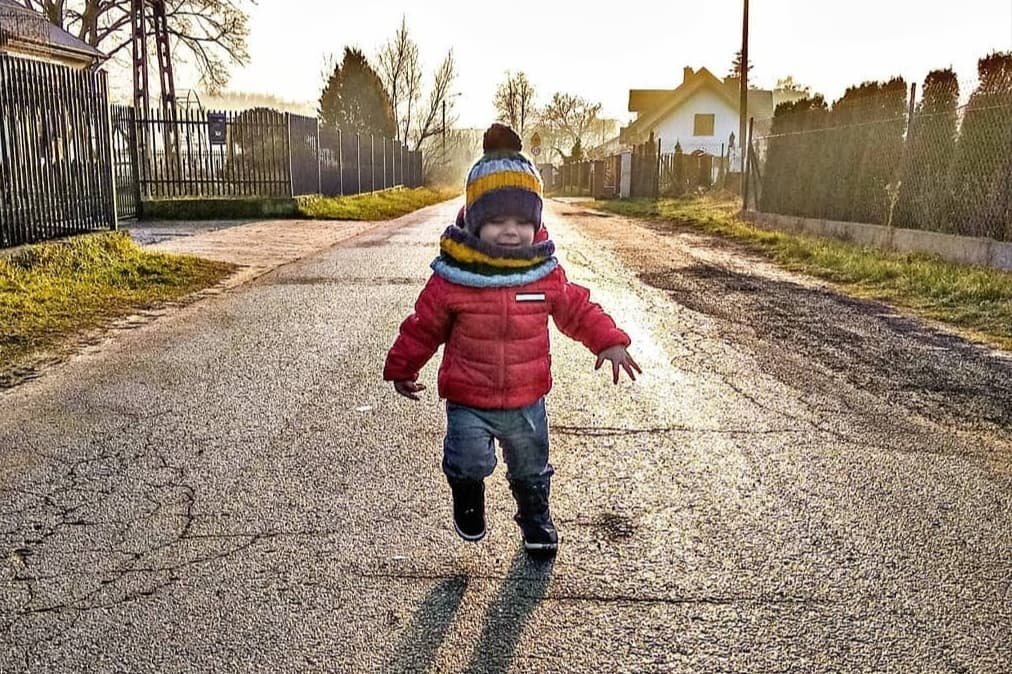 Ubrania dla dzieci powinny mieć odblaski. Nie mają? Przyszyj!