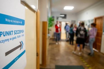 Korytarz szkolny, punkt szczepień
