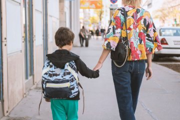 matka wracająca z dzieckiem ze szkoły
