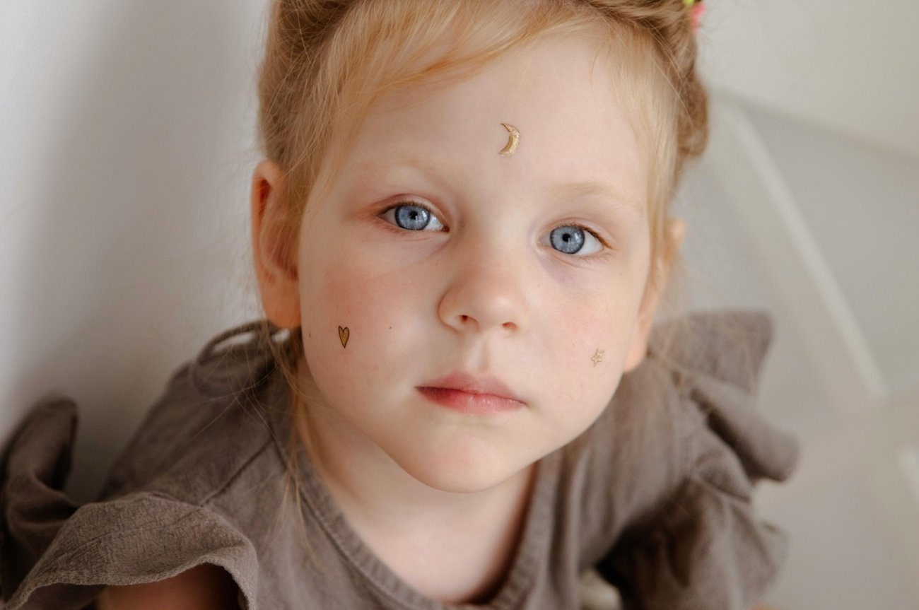 Dojrzałe zrozumienie, że to, co się w dziecku dzieje, niekoniecznie jest o nas i nie jest w nas, rodziców, wymierzone.