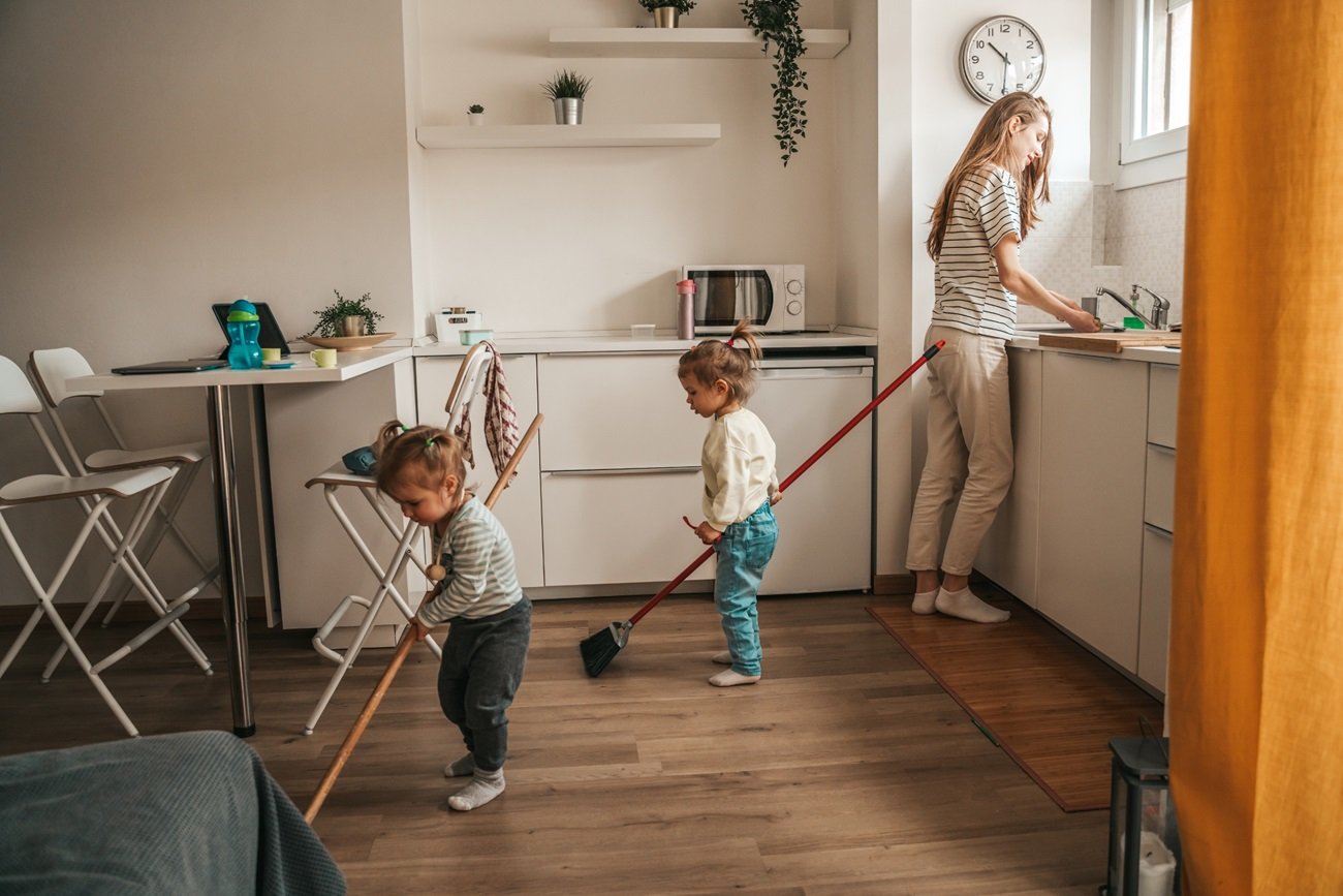 sprzątające dzieci