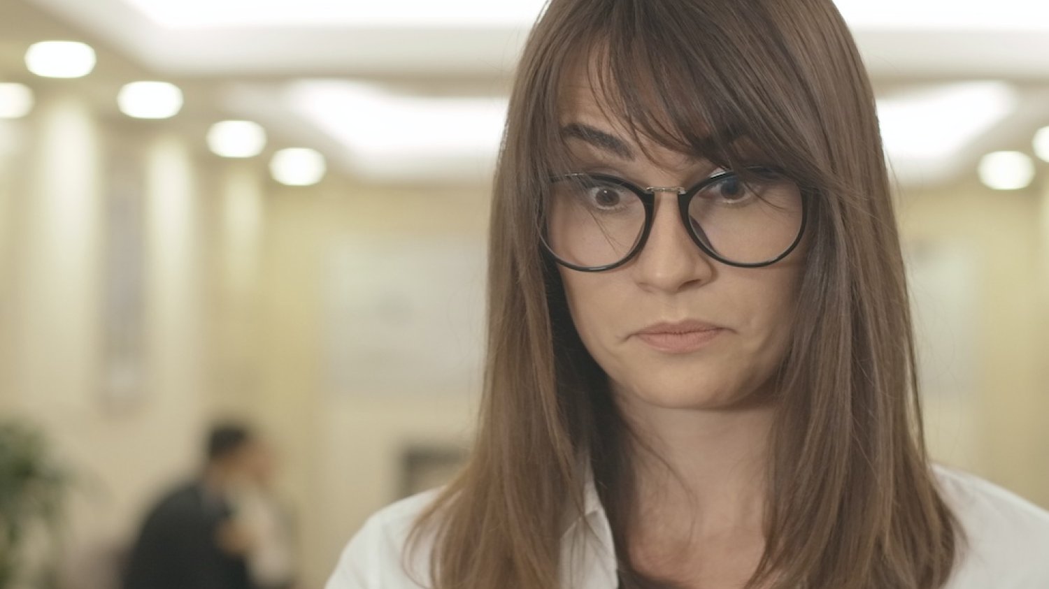W czasie ciąży zdarzają się sytuacje, które mogą skompromitować kobietę spodziewającą się dziecka Na zdjęciu widać zaskoczoną kobietę