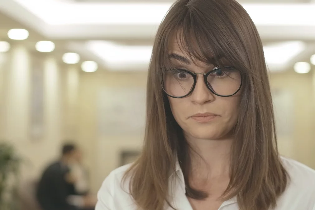 Na zdjęciu widać zaskoczoną kobietę