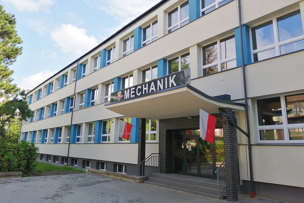 Uczeń znalazł w szkolnej toalecie kamerkę. Nagrania zbierał nauczyciel