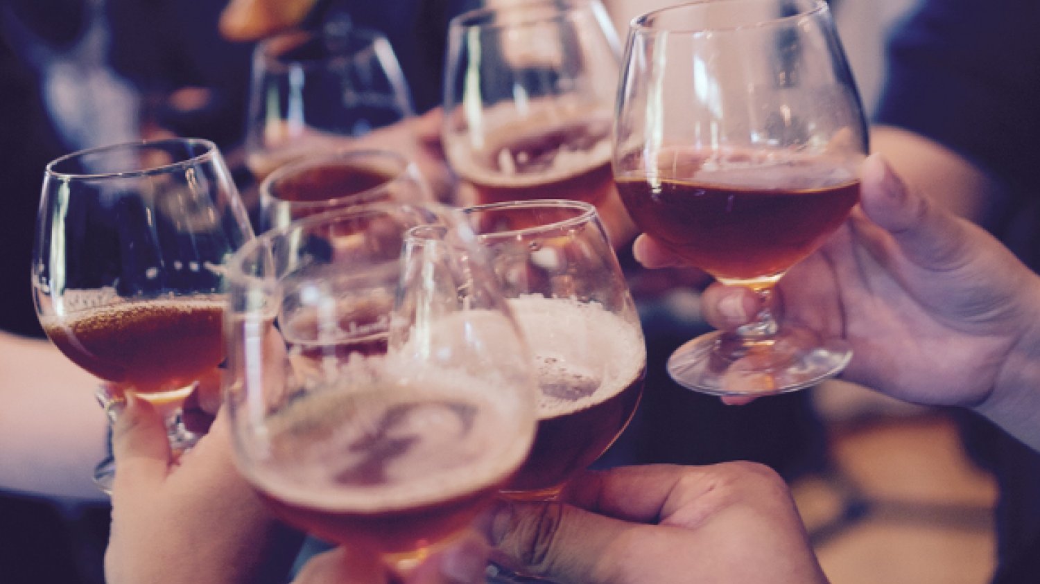 Fot. Pixabay / [url=https://pixabay.com/pl/okulary-opieczone-pozdro-alkohol-919071/] Unsplash [/url] / [url=https://pixabay.com/pl/service/terms/#usage] CC0 Public Domain [/url]