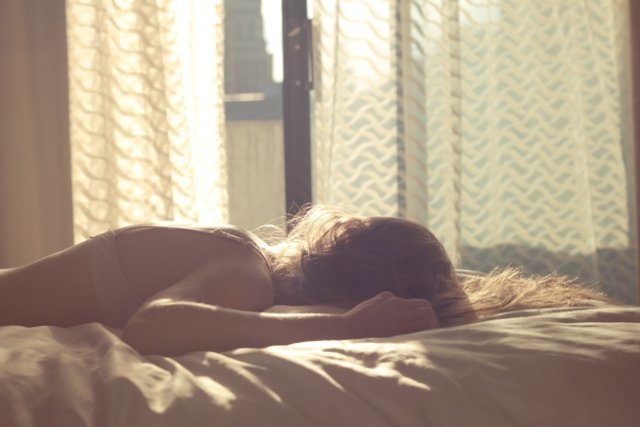 Nie możesz zasnąć z powodu upału? Zwilż wodą swoje prześcieradło!