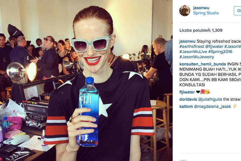 Modelka za kulisami pokazu Jasona Wu. Ta czerwień rządzi!