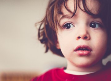 Dzieciom, u których występują objawy niepłynności w mówieniu potrzeba specjalistycznej pomocy i podjęcia jak najwcześniej terapii logopedycznej.
