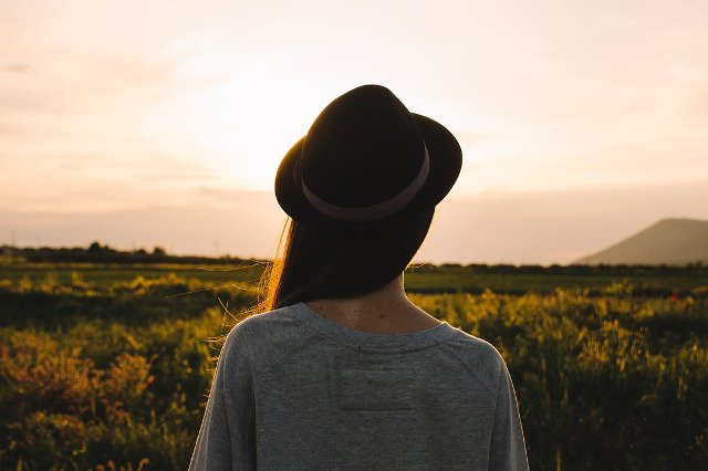 Fot. Pixabay / [url=https://pixabay.com/en/woman-country-side-hat-summer-792818/]Republica[/url] / [url=https://pixabay.com/en/service/terms/#download_terms]CC0 Public Domain[/url]