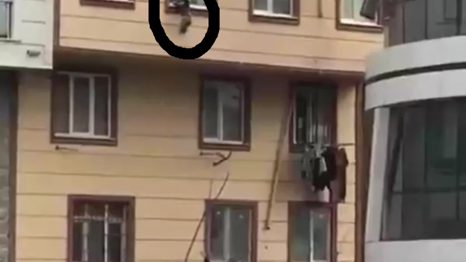Dziecko wychodzi przez okno, przechodnie uratowali mu życie.