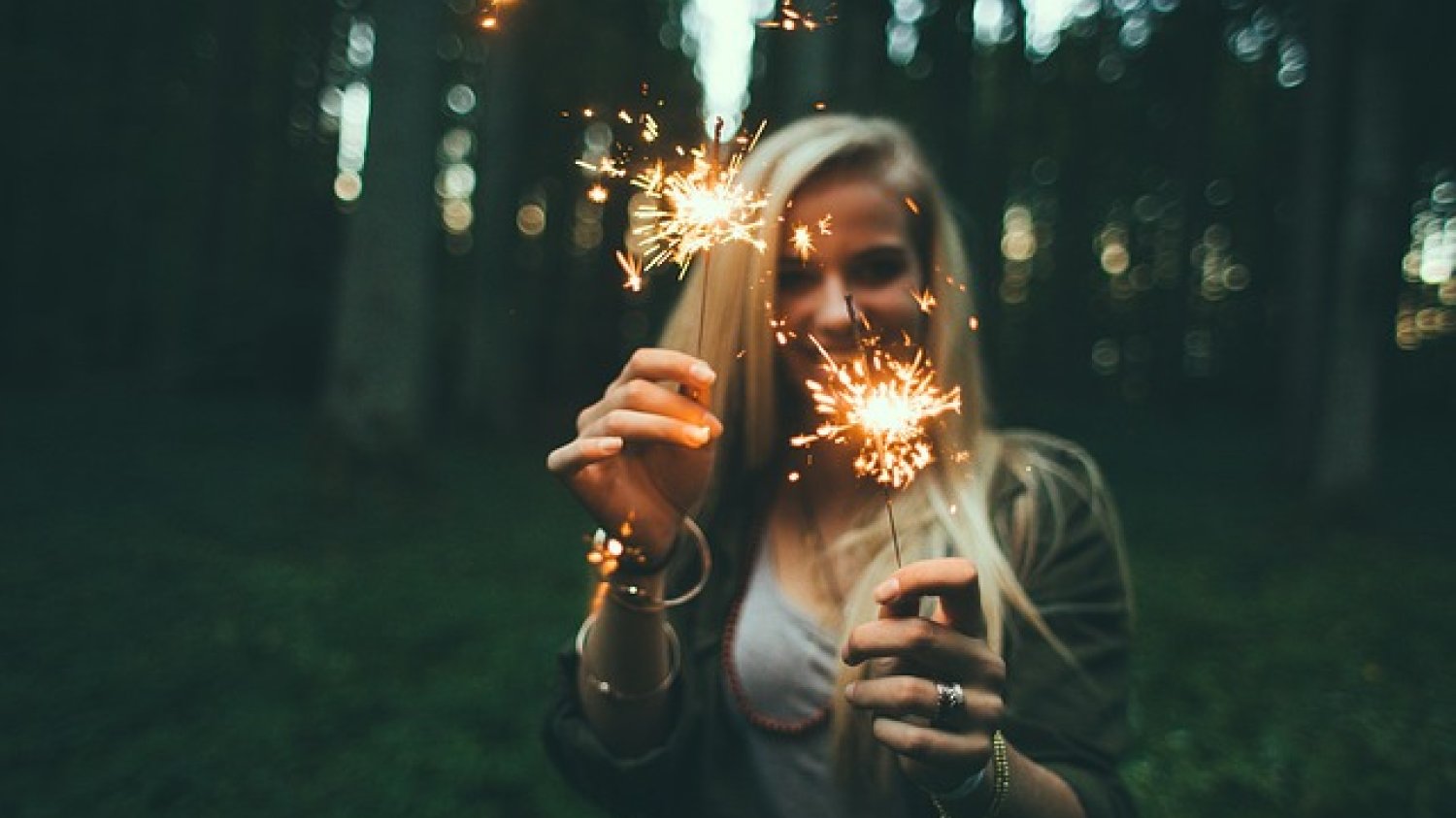 Fot. Pixabay / [url=https://pixabay.com/en/girl-sparklers-fireworks-blonde-984155/]Unsplash[/url] / [url=https://pixabay.com/en/service/terms/#usage]CC0 Public Domain[/url]
