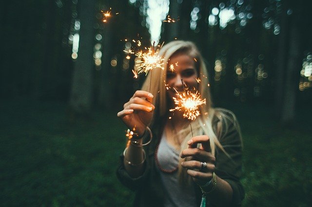 Fot. Pixabay / [url=https://pixabay.com/en/girl-sparklers-fireworks-blonde-984155/]Unsplash[/url] / [url=https://pixabay.com/en/service/terms/#usage]CC0 Public Domain[/url]