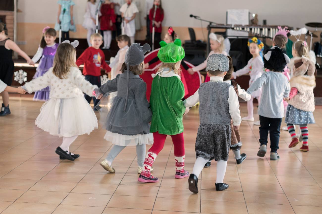 dzień matko, dzień matki w przedszkolu, występ w przedszkolu, przedstawienie w przedszkolu, uzależnienie od telefonu, matka z telefonem