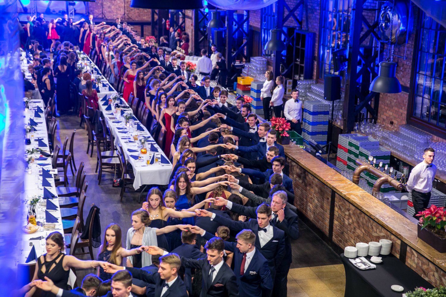 Koszt studniówki w 2023 roku to nawet 1000 zł, plus strój, makijaż i dojazd