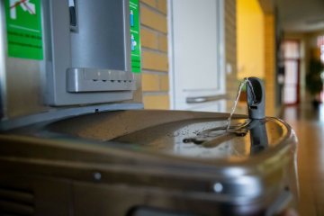 Czy szkoła ma obowiązek zapewnić dzieciom dostęp do wody pitnej