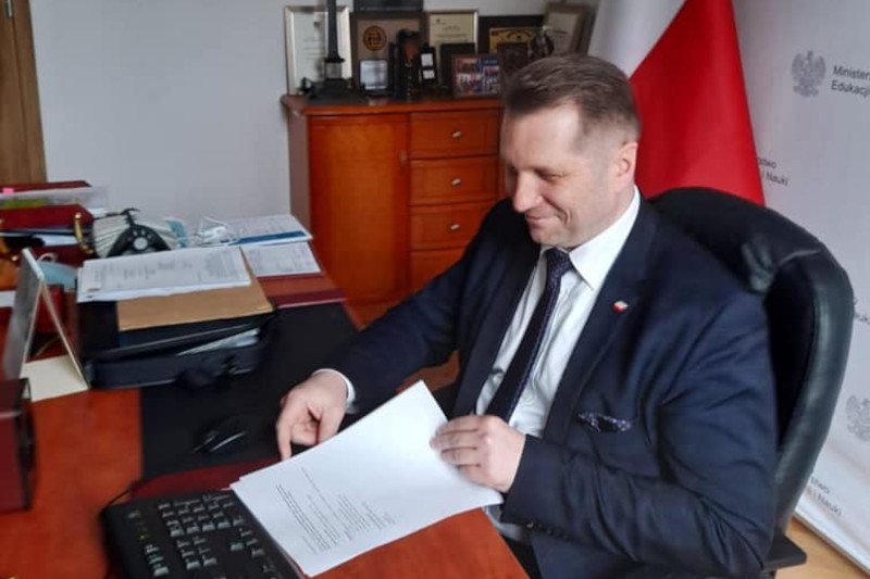 Minister Czarnek w środku pandemii chwali się remontami szkół