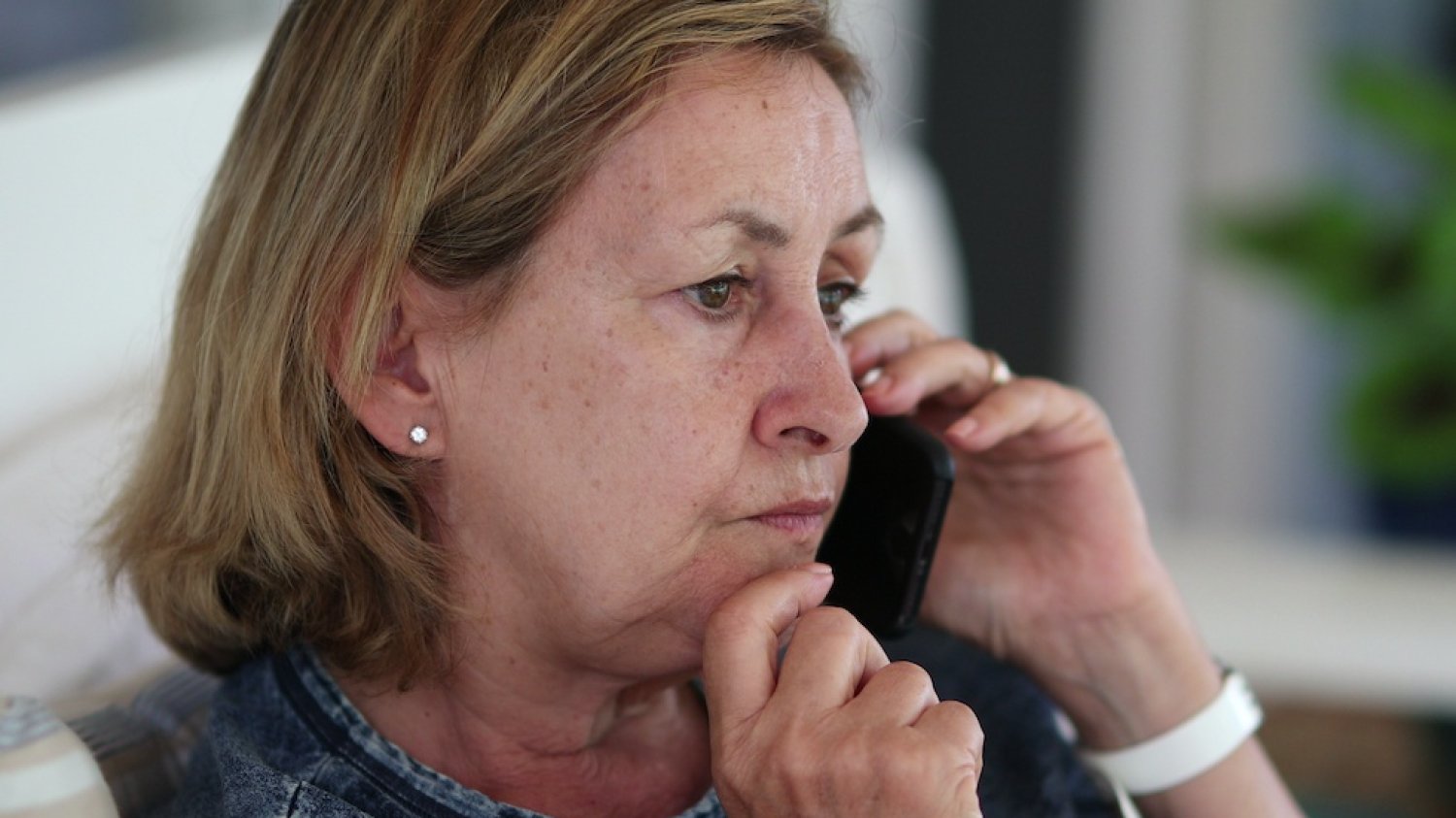 Na zdjęciu widać kobietę (teściową) rozmawiającą przez telefon